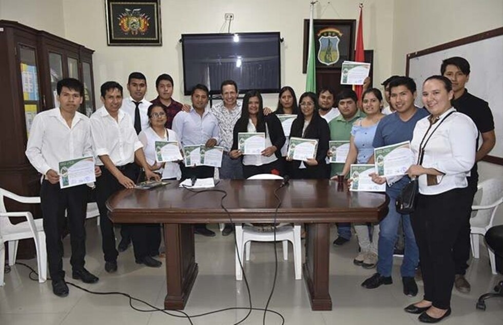 Alcaldía certifica labor de  universitarios en pasantías