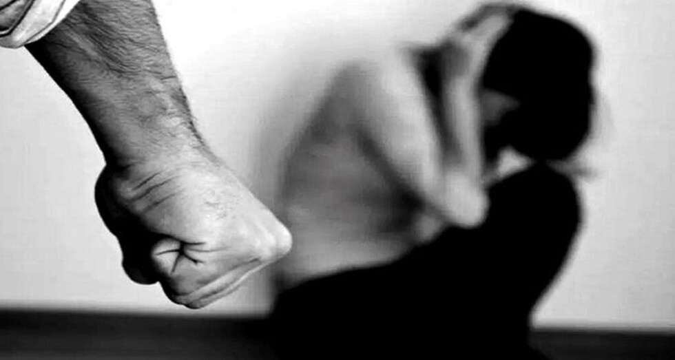 Golpeó a su ex antes de la fiesta de su hijo