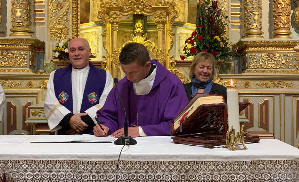Un sacerdote que trabaja de modelo revoluciona las redes con sus fotos
