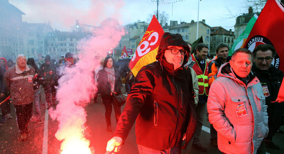 Franceses marchan contra la reforma de jubilación