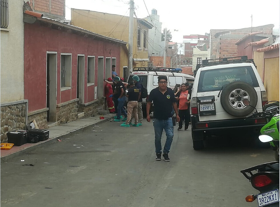 Feminicidio: policía mató a  tiros a su ex en barrio Abaroa