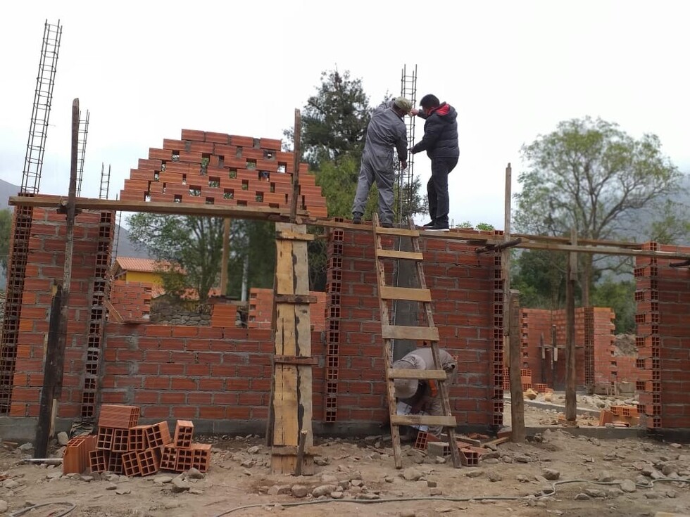 Mario, el comunario experto en levantar pequeños templos