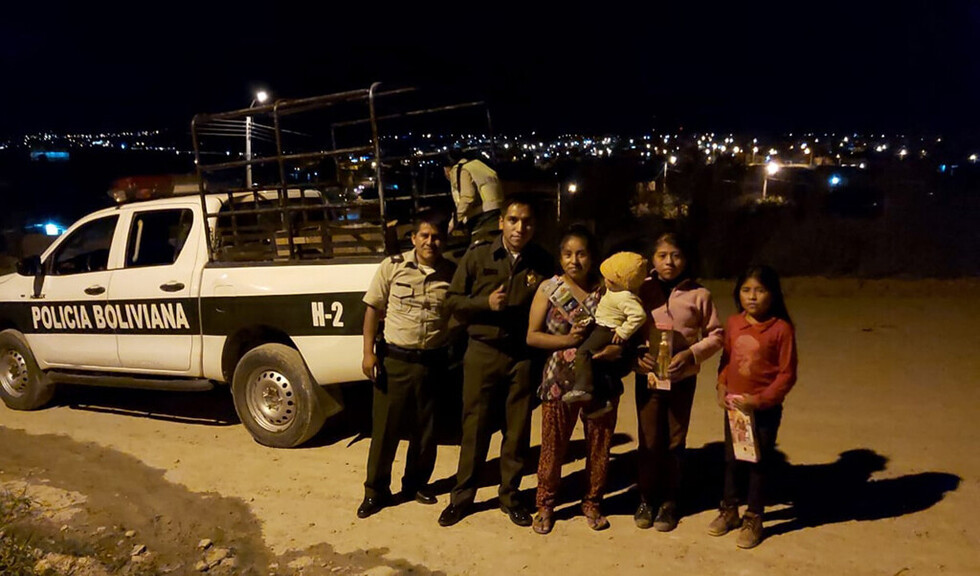Efectivos de la Policía dieron regalos a los niños pobres en Tarija