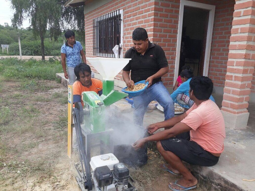Miel y algarrobo, productos que buscan impulsar los indígenas