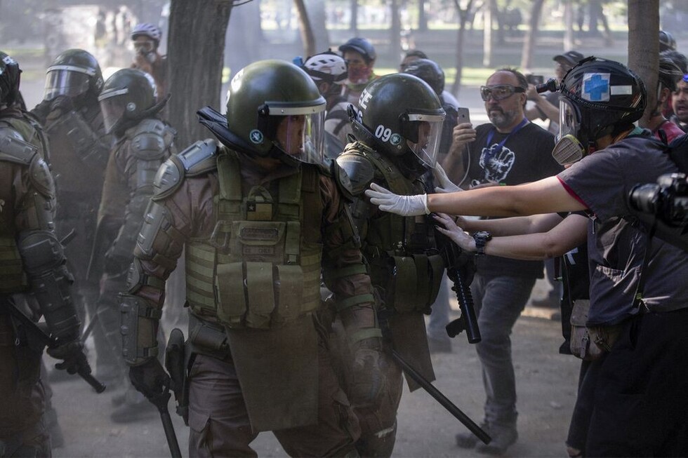 Reportan un fallecido durante protestas en Chile