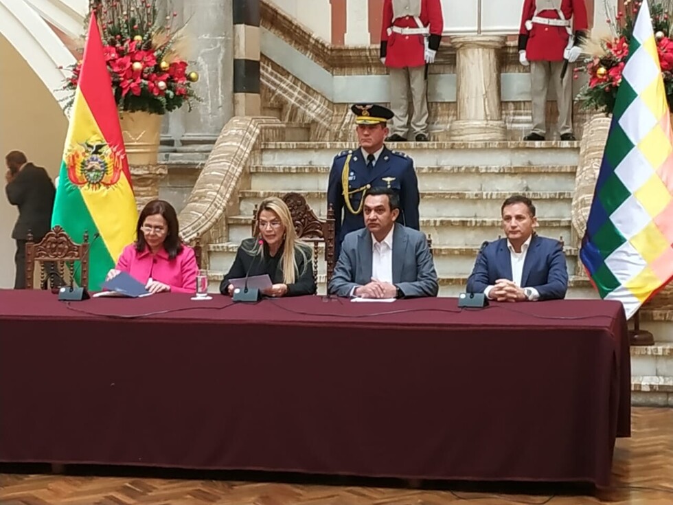 Añez expulsa a la Embajadora de México y delegación española vinculada a los encapuchados