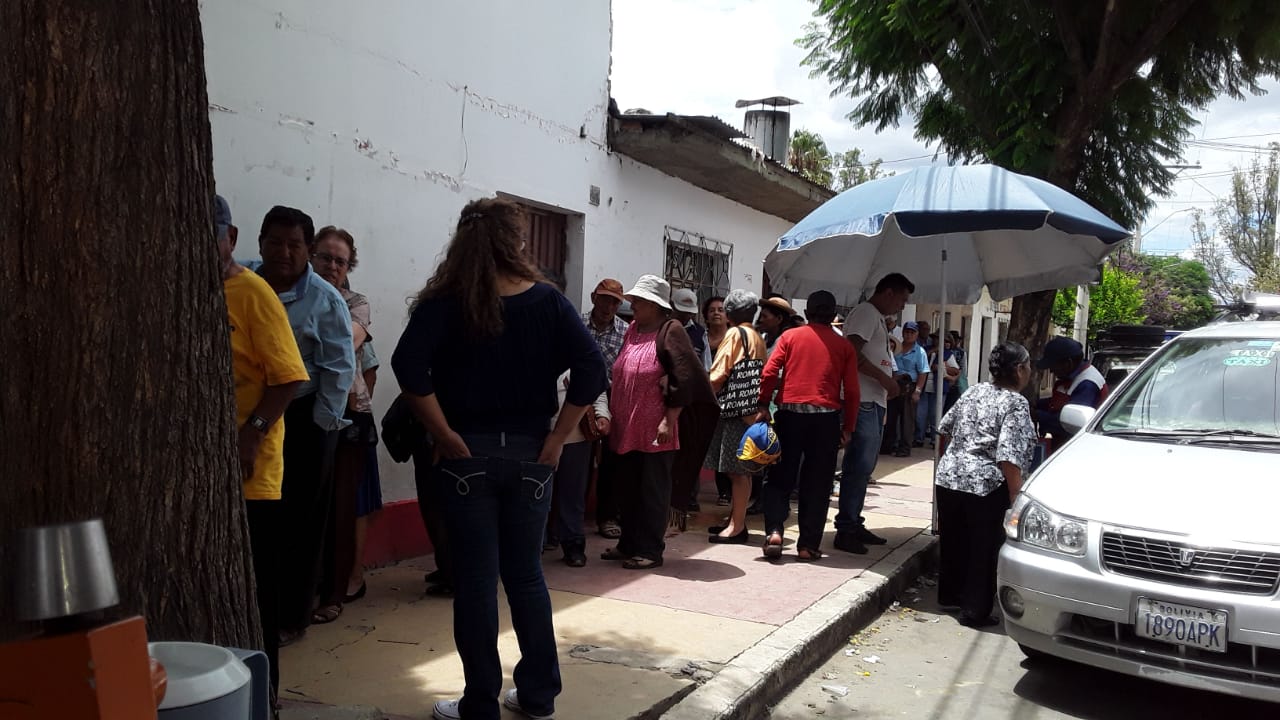 Filas eternas y frío el 31 de diciembre: la despedida de la tortuosa canasta del adulto mayor de Cercado