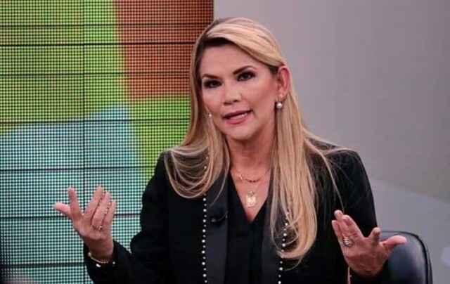 Áñez pide a las “pititas” estar atentas contra la dispersión del voto