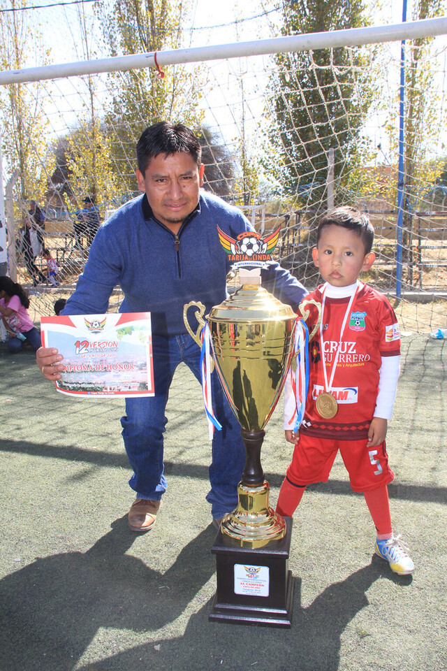 Padres futbolistas preparan a sus hijos para continuar con el legado