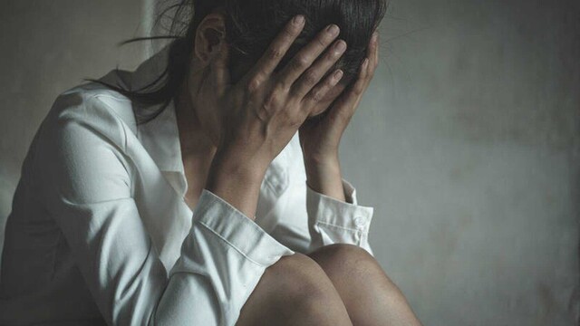 Se puso a beber con su padrastro y fue violada