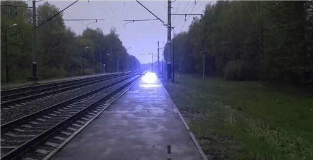 Bola de energía flota sobre vías del tren
