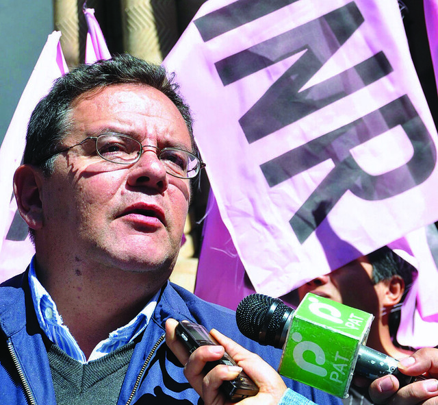 Jefe nacional del MNR aclara que no le dará su sigla a Camacho