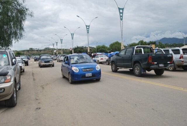 Cortan tráfico vehícular en el Puente Bolívar de Tarija