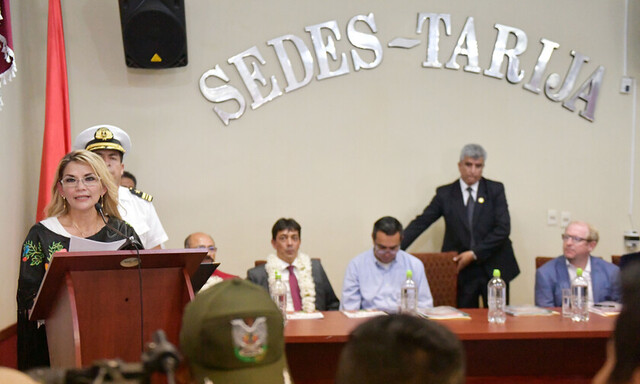 Codazos y sonrisas en la “muy protocolar” visita de Áñez