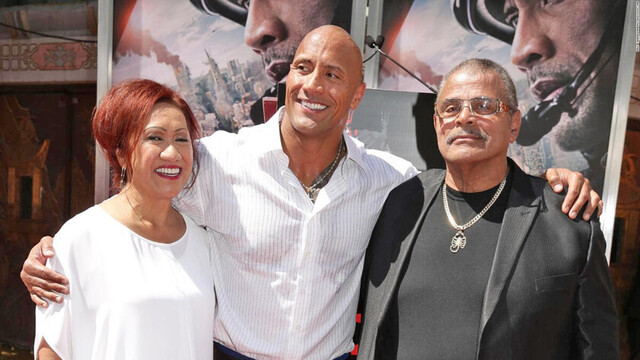 “The Rock” se despide de su  padre “Rocky”