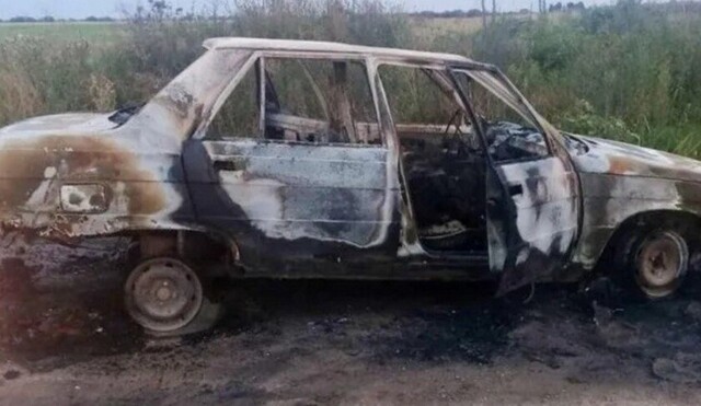 Hallan cadáver calcinado de una mujer en un auto