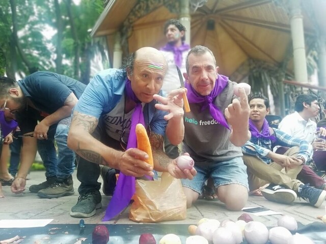 Hombres pelan papas para romper con el machismo