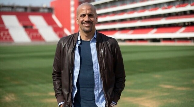 Verón tienta a Iniesta y gesta la llegada de Rojo