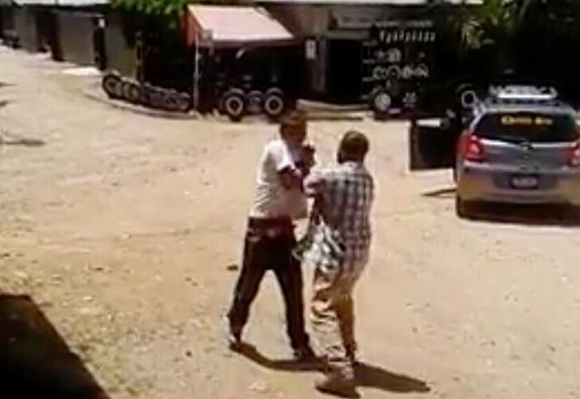 Taxista ebrio golpeó a pasajero por el cambio