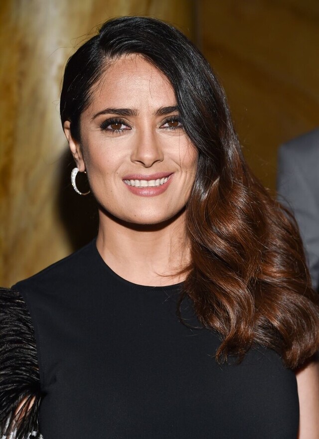 Salma Hayek  se disculpa  con sus fans