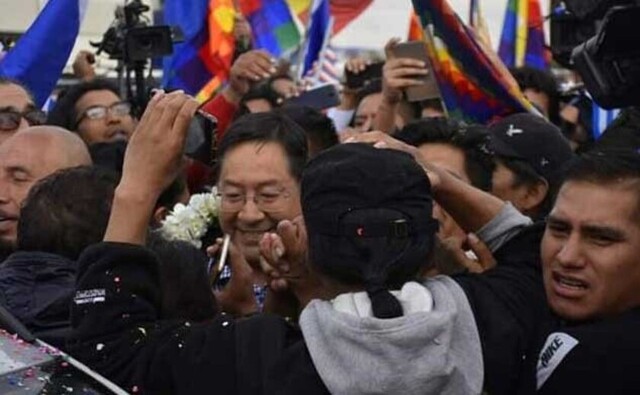 Luis Arce llega a Bolivia y es notificado para declarar por el caso Fondioc