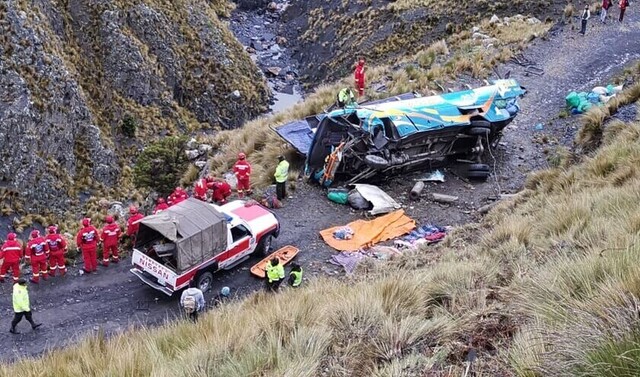 Reportan 14 fallecidos por accidente de bus que viajaba de Yungas a La Paz