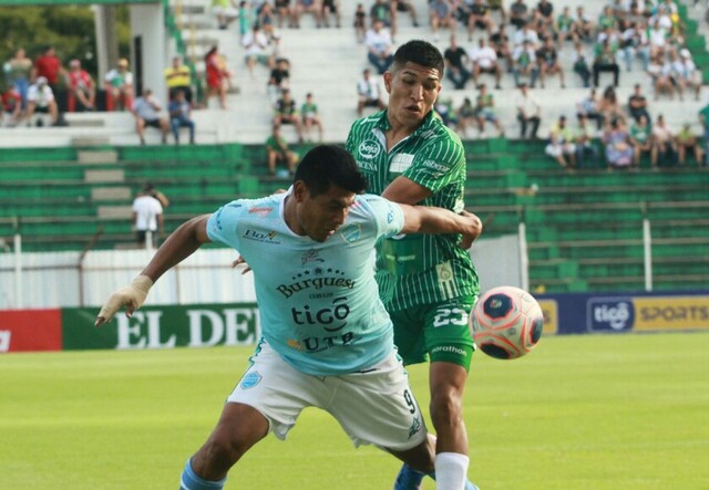 Oriente Petrolero celebra su tercera victoria en el torneo