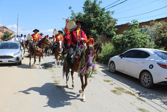 Cada año crece la cabalgata de inicio del Carnaval Chapaco