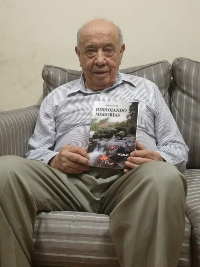Julio Durán deshoja sus memorias en un poemario