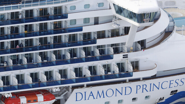 De viaje de lujo a "prisión flotante": así es el día a día de más de 2.000 pasajeros confinados en el crucero puesto en cuarentena cerca de Tokio