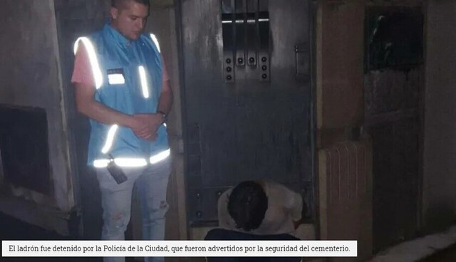 Atrapan a ladrón robando placas de tumbas
