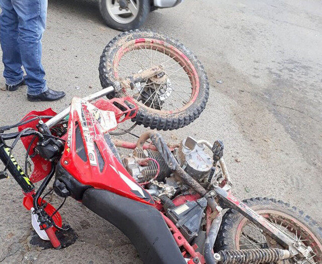 Motociclista sin casco se salva tras choque en ruta 9