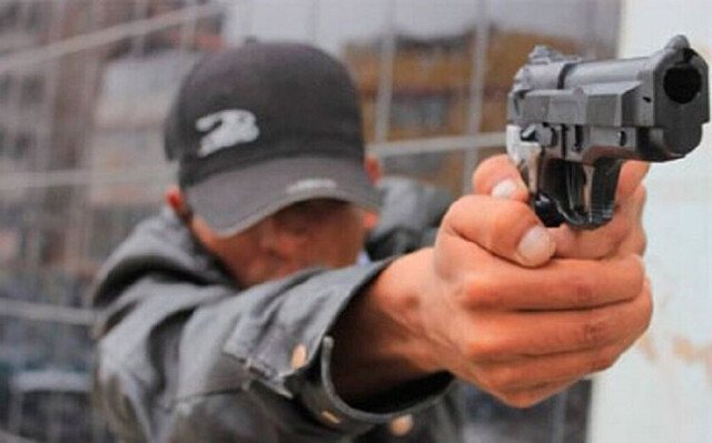 Tres ladrones armados roban a un sujeto en su propia casa