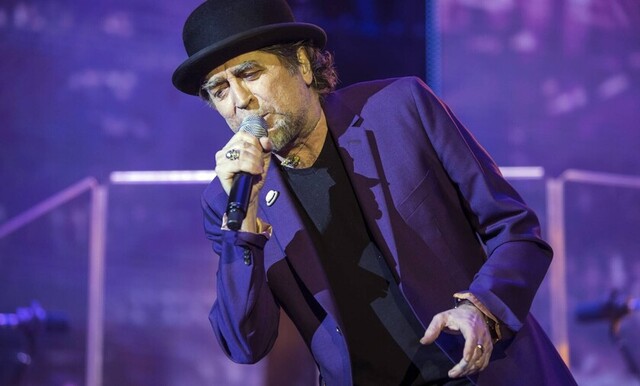 Sabina se cae del escenario en un concierto en Madrid y es retirado en camilla