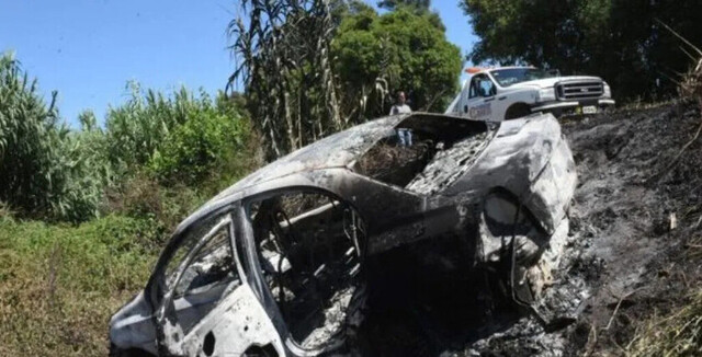 Hallan cadáver cerca de un auto incendiado
