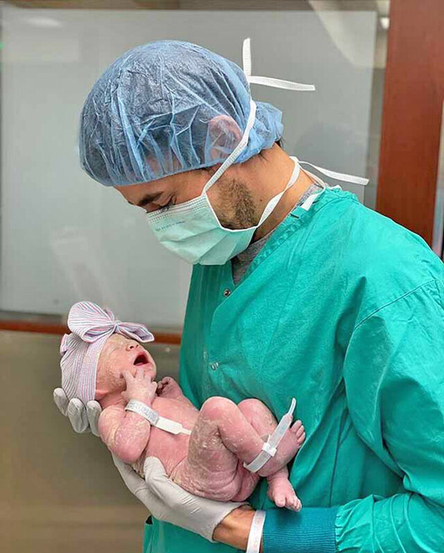 Enrique y Anna presentan a su tercer bebé en Instagram