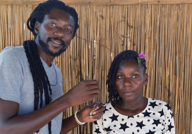 Peluquero rompe tabúes para mantener vivo el amor al cabello "afro"
