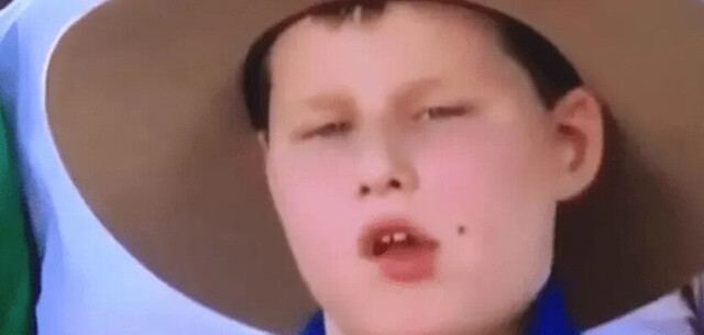 Niño comió dos moscas en la TV en vivo