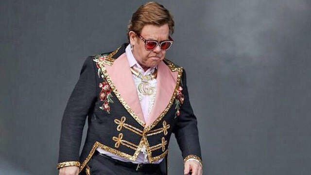 Elton John suspendió un concierto y se fue llorando