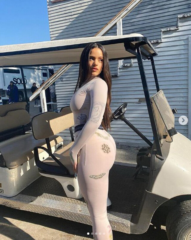 Rosalía posa  de manera atrevida