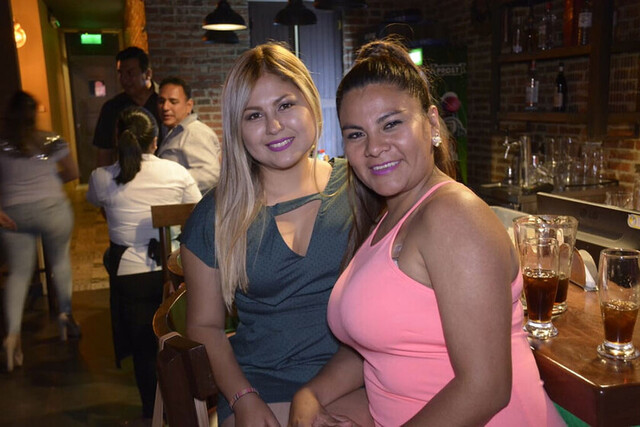 Disfrutando en un ambiente de pub