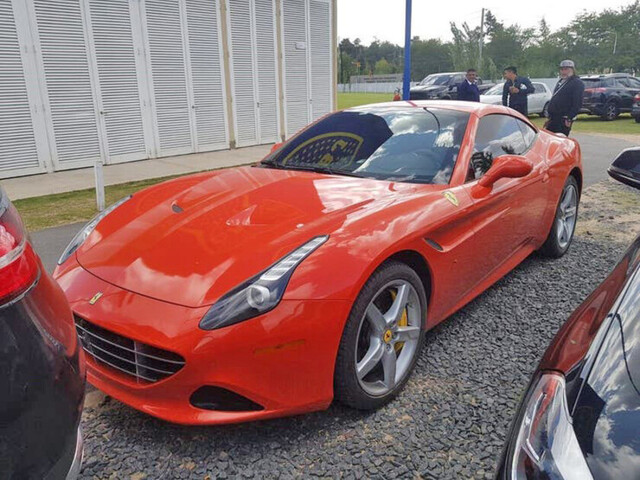 Tevez llegó al entrenamiento de Boca en una Ferrari