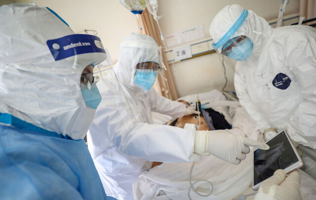 Sube a más de 2.200 las víctimas por coronavirus