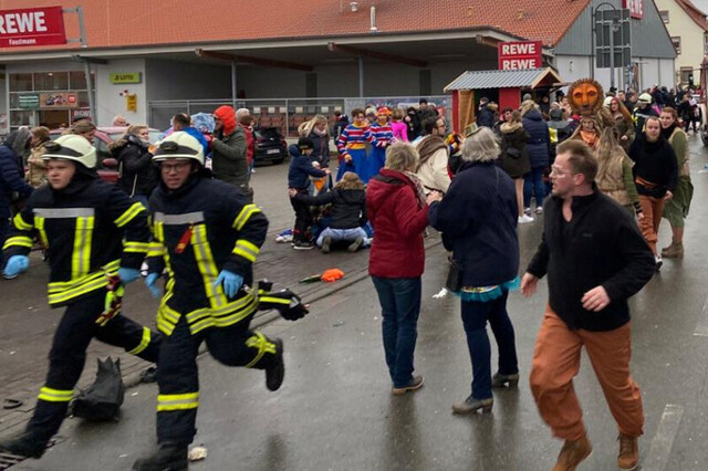 Un coche embiste a una multitud en Alemania durante un desfile de carnaval y deja al menos 15 heridos