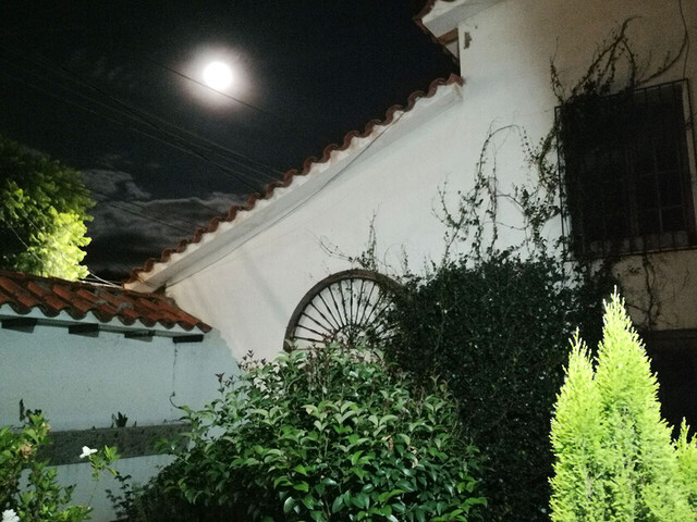 La luna vista desde los jardines chapacos