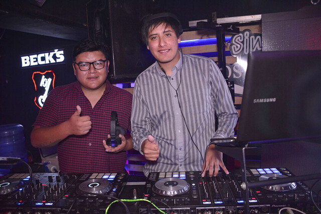En la disco  con las amistades