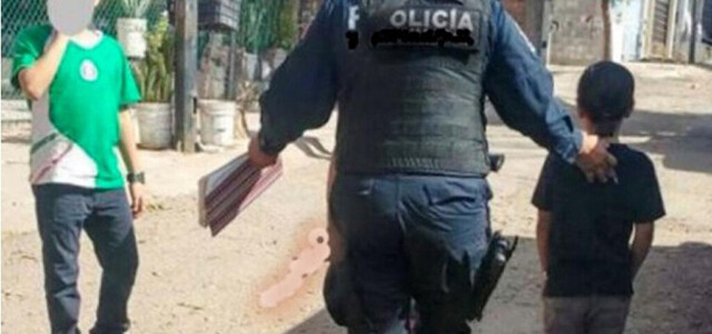 Un padre  flagela a sus  dos hijos por  portarse mal