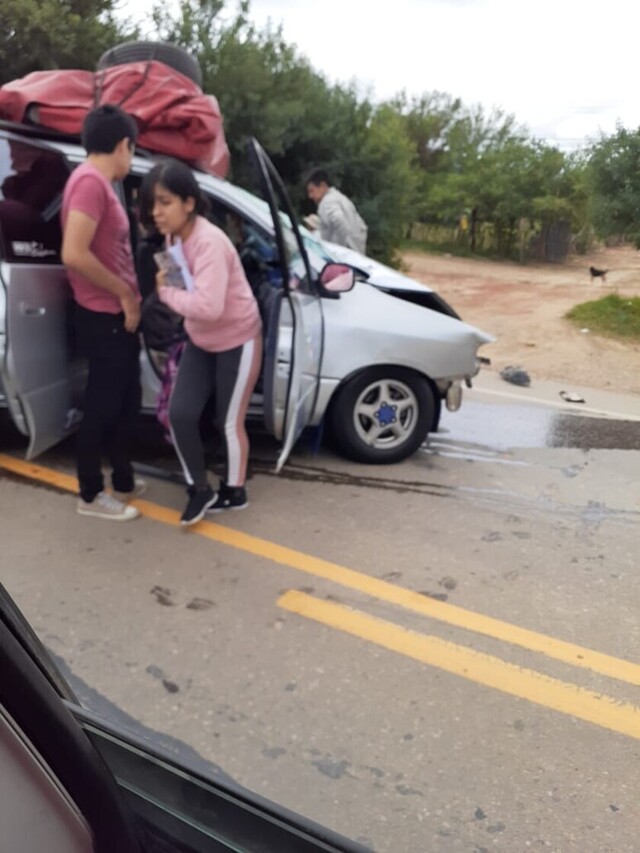 Colisión de camioneta y minivan deja 3 heridos