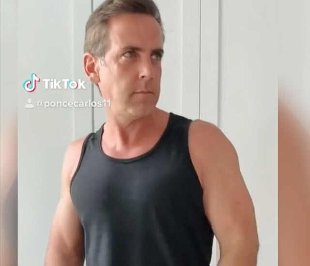 Carlos Ponce se divierte con  “La Macarena”