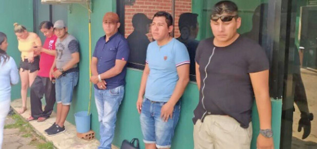 Atrapan a 5 policías bebiendo en cuarentena